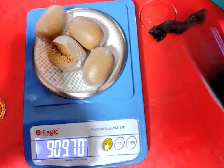 Przemycał kule ze złotem w formie pasty