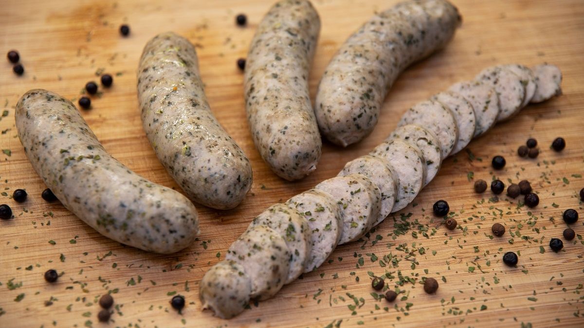 Biała kiełbasa z piekarnika. Nie ma lepszej na Wielkanocny stół