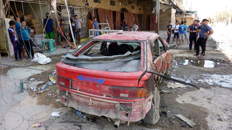 Samochód zniszczony po wybuchu bomby w bagdadzie z 28 sierpnia