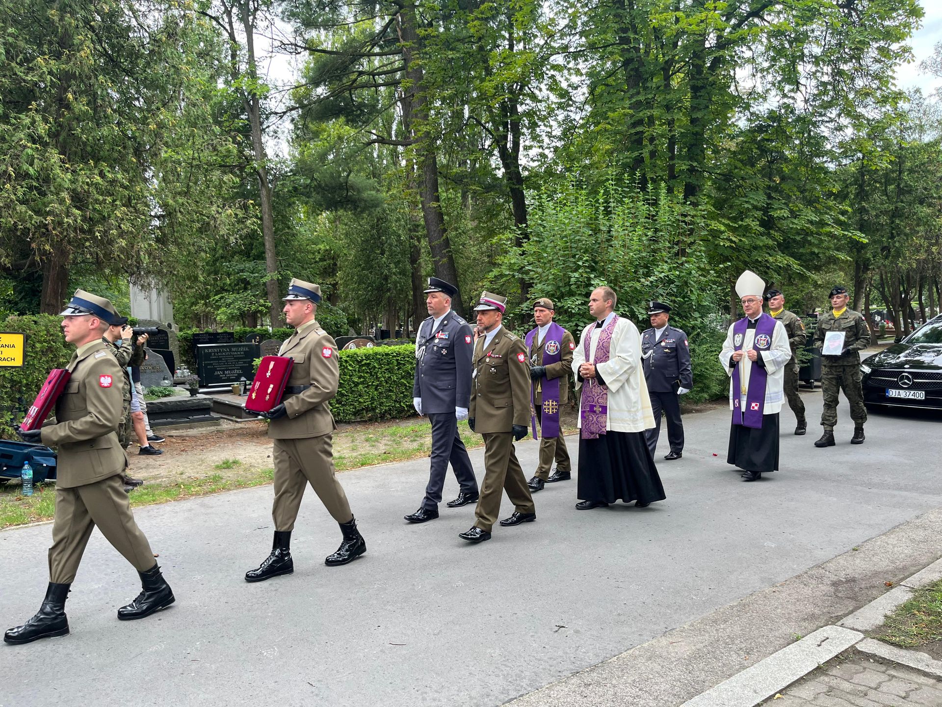 Kondukt żałobny na Cmentarzu Powązkowskim