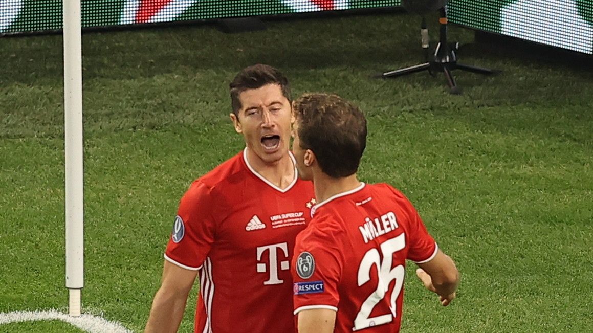 Robert Lewandowski z piłkarzami Bayernu