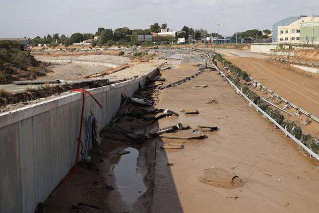 Zniszczona infrastruktura drogowa w pobliżu Walencji (fot. MIGUEL ANGEL POLO)