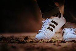 Nie ma bardziej kultowych sneakersów niż te! Kochają je kobiety i faceci