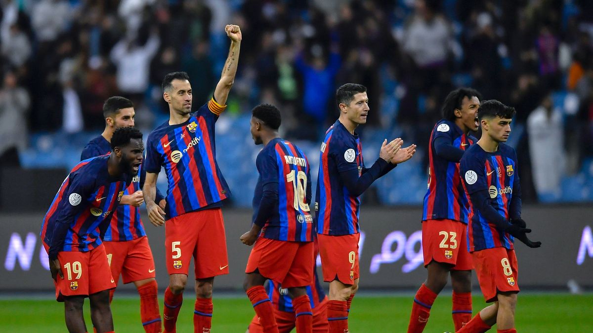 PAP/EPA / STR / Na zdjęciu: piłkarze FC Barcelona