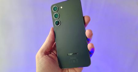 Genialna funkcja. Samsung Galaxy S23 działa bez baterii