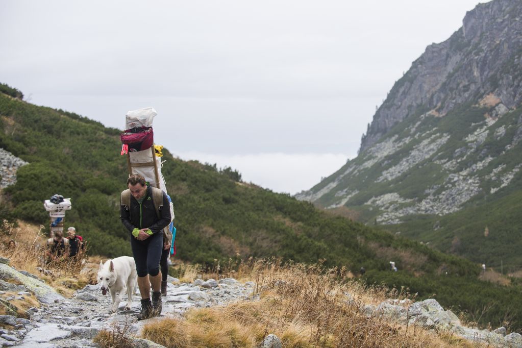 Tatrzańscy nosicze. Turyści są w szoku zawsze, gdy spotykają ich na szlaku
