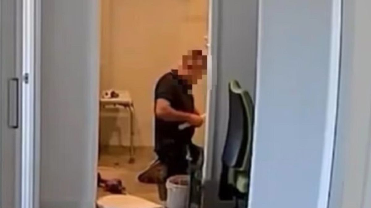 Wezwała hydraulika do naprawy armatury w łazience. Szokujące, co zrobił. (Screen: Channel 9/Nine News).