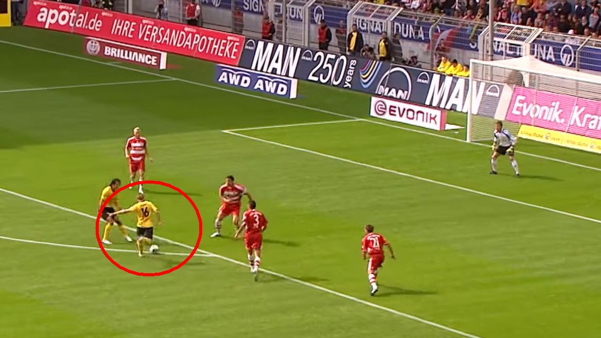 Jakub Błaszczykowski (Borussia Dortmund) strzela gola w meczu z Bayernem Monachium w sierpniu 2008 r