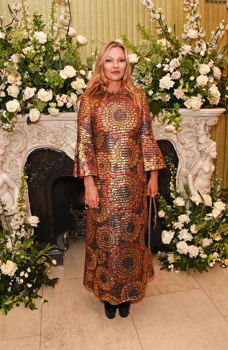Kate Moss zadaje szyku w złotej sukni