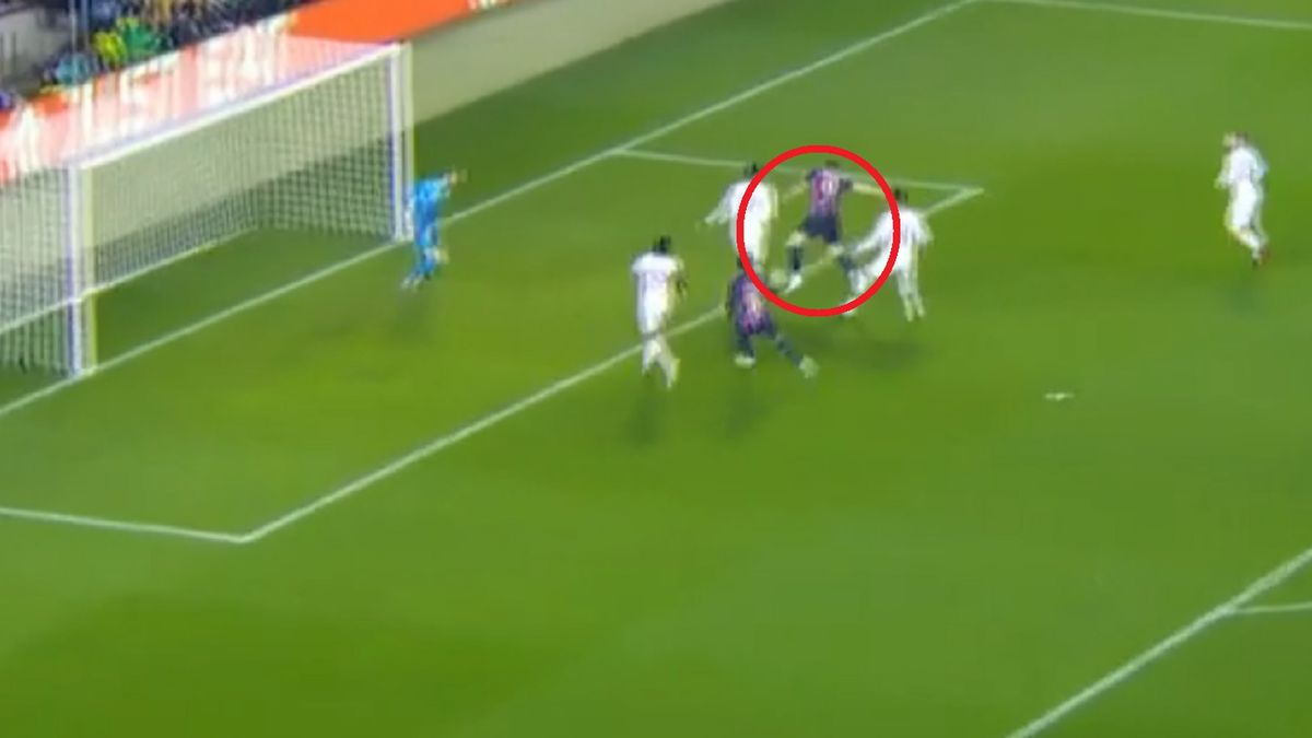 Materiały prasowe / Viaplay / Na zdjęciu: próba strzału Lewandowskiego