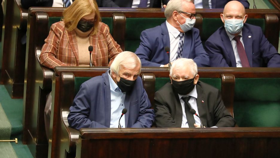 Warszawa, 30.11.2021. Prezes PiS, wicepremier Jarosław Kaczyński (C-P) oraz wicemarszałek Sejmu Ryszard Terlecki (C-L) na sali obrad podczas posiedzenia Sejmu w Warszawie, 30 bm. W trakcie trzydniowego posiedzenia posłowie zajmą się m.in. poprawkami Senatu do nowelizacji ustawy o ochronie granicy. (amb) PAP/Tomasz Gzell