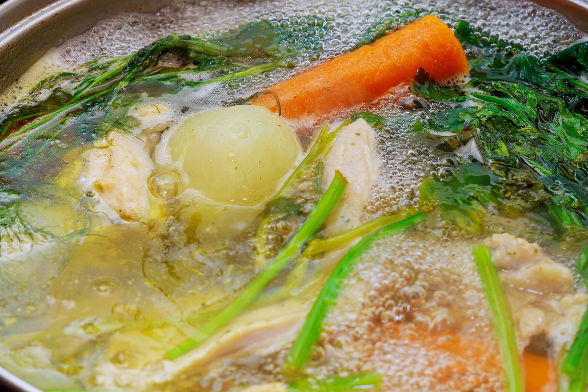 W ekskluzywnych restauracjach dodają do rosołu tę przyprawę. Niesamowicie wzbogaca smak zupy