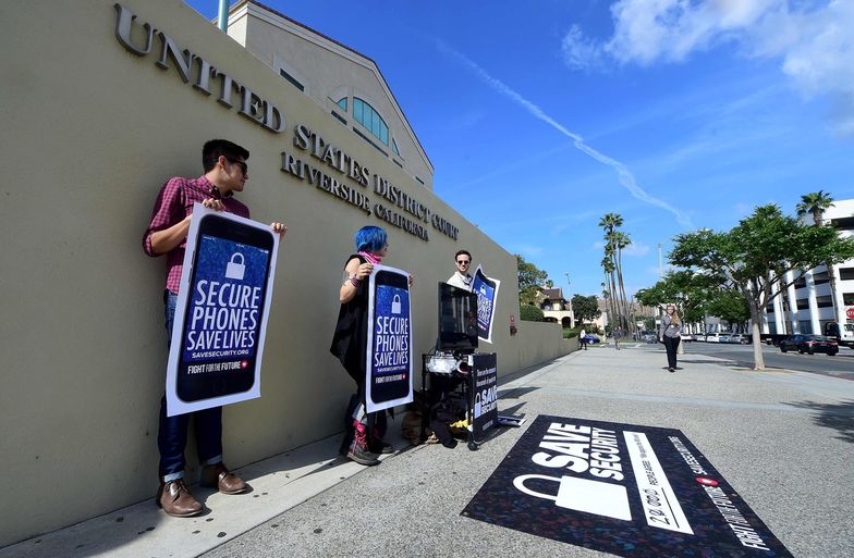 Riverside, Kalifornia, 22 marca 2016. Protest przeciw działaniom rządu USA ws. zabezpieczeń telefonów Apple