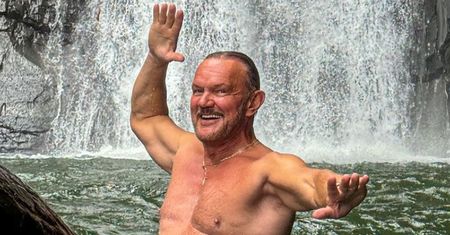 Widok wart ok. 25 TYSIĘCY złotych: wyłaniający się z wody 62-letni Cezary Pazura. Imponująca forma?