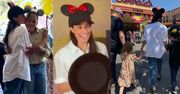 Meghan "Minnie Mouse" Markle dokazuje z Harrym, mamą i DZIEĆMI w Disneylandzie (ZDJĘCIA)