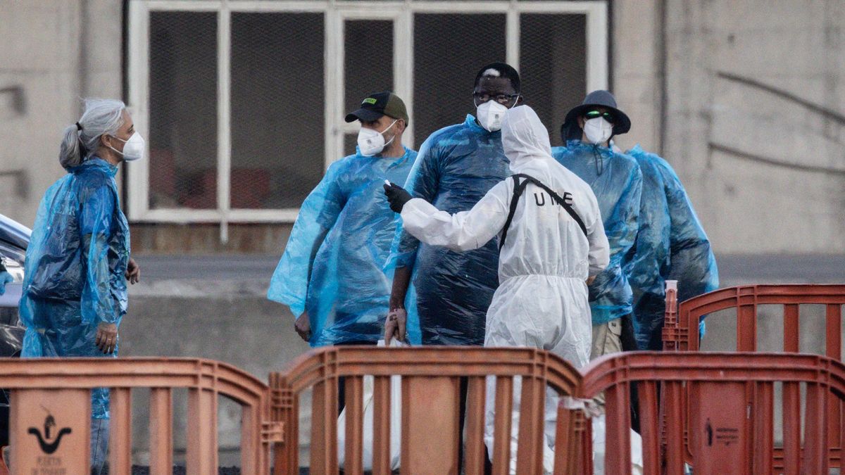 TENERIFE, SPAIN - MAY 11: Medical staff direct some of the last passengers to be evacuated from the MV Hondius on May 11, 2026 in Tenerife, part of the Canary Islands, Spain. The cruise ship MV Hondius, which had three passengers die from Hantavirus last month and eight more reported cases, docked in Tenerife on May 10th, where the remaining passengers are being repatriated to their respective countries. At a press conference this week, representatives of the World Health Organization (WHO) emphasized the outbreak of this rare virus did not constitute a pandemic, but it has stirred anxieties in the Canary Islands and elsewhere. (Photo by Chris McGrath/Getty Images)