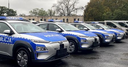 Policja kupiła nowe radiowozy. Hyudani Kona Electric zasili szeregi Komendy Stołecznej