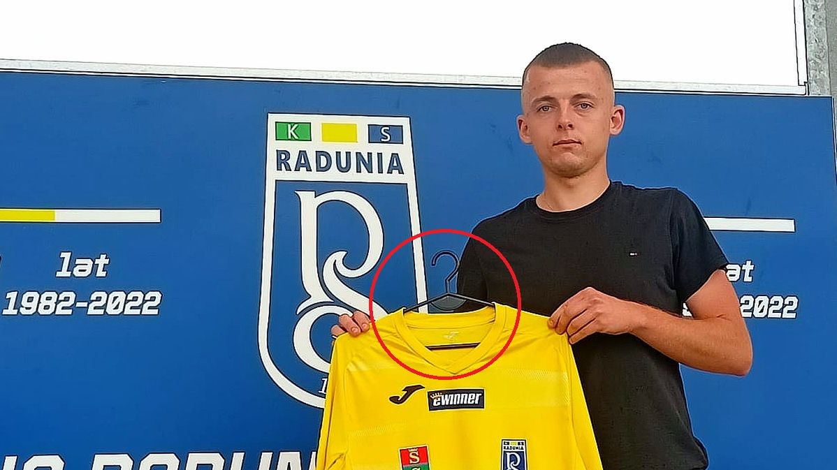 Bartosz Bartkowiak z koszulką Raduni Stężyca