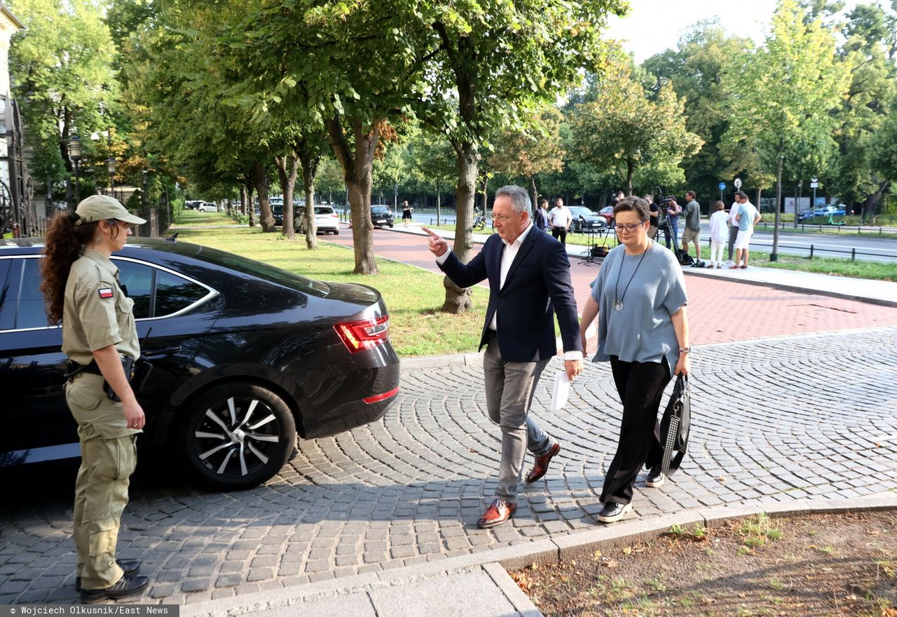 Politycy opozycji postanowili przeprowadzić kontrole poselskie w państwowych instytucjach w związku z nieprawidłowościami przy przeciwdziałaniu katastrofie w Odrze. Na zdjęciu Katarzyna Lubnauer i Bartłomiej Sienkiewicz, którzy zmierzają do Rządowego Centrum Bezpieczeństwa