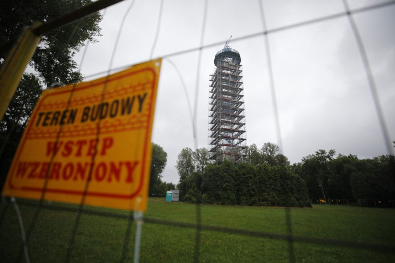 Katowice: Wieża spadochronowa w Parku Kościuszki przechodzi renowację. Jesienią rusztowania znikną z zabytku