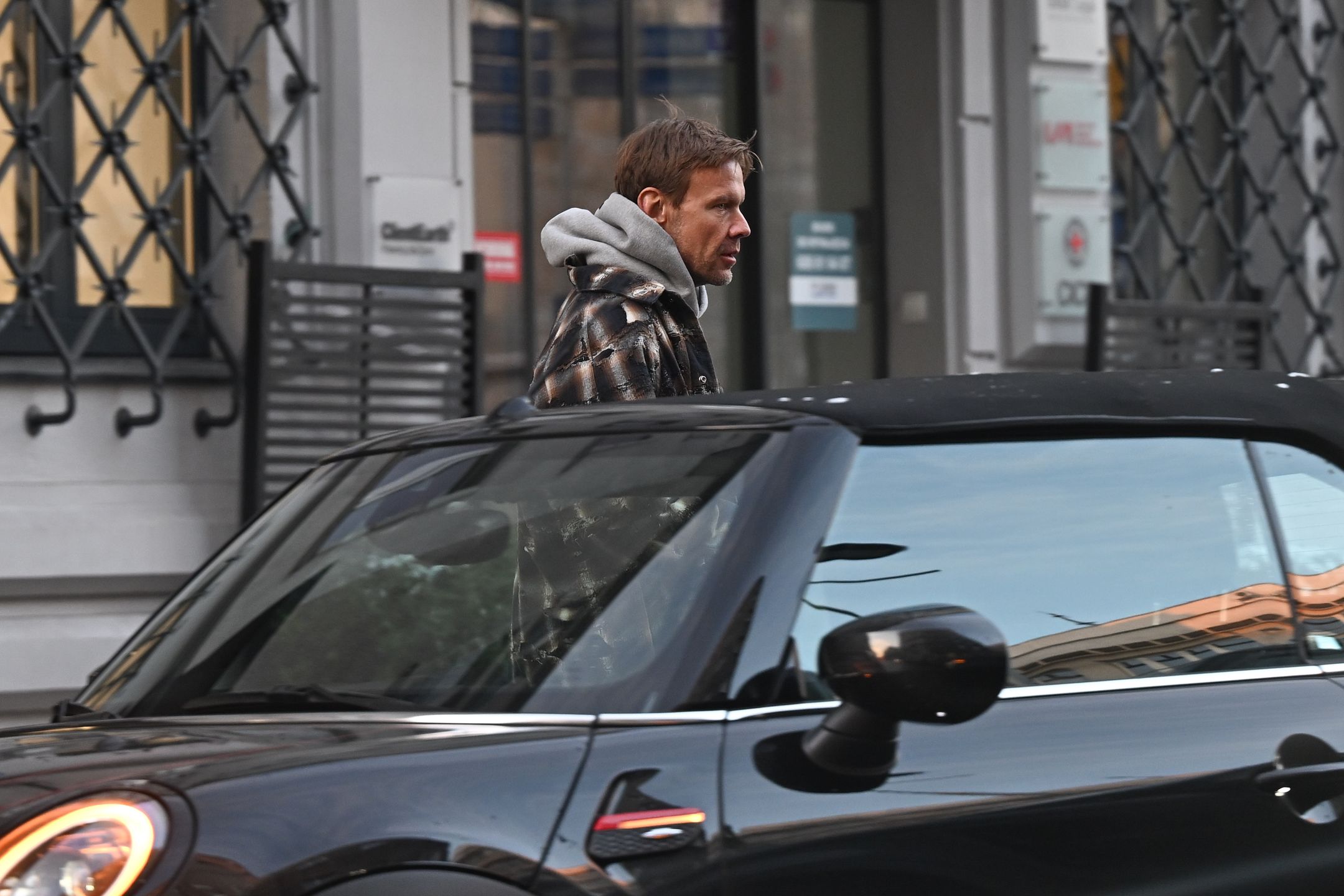 Dawid Woliński zaparkował swojego elektryka na zakazie