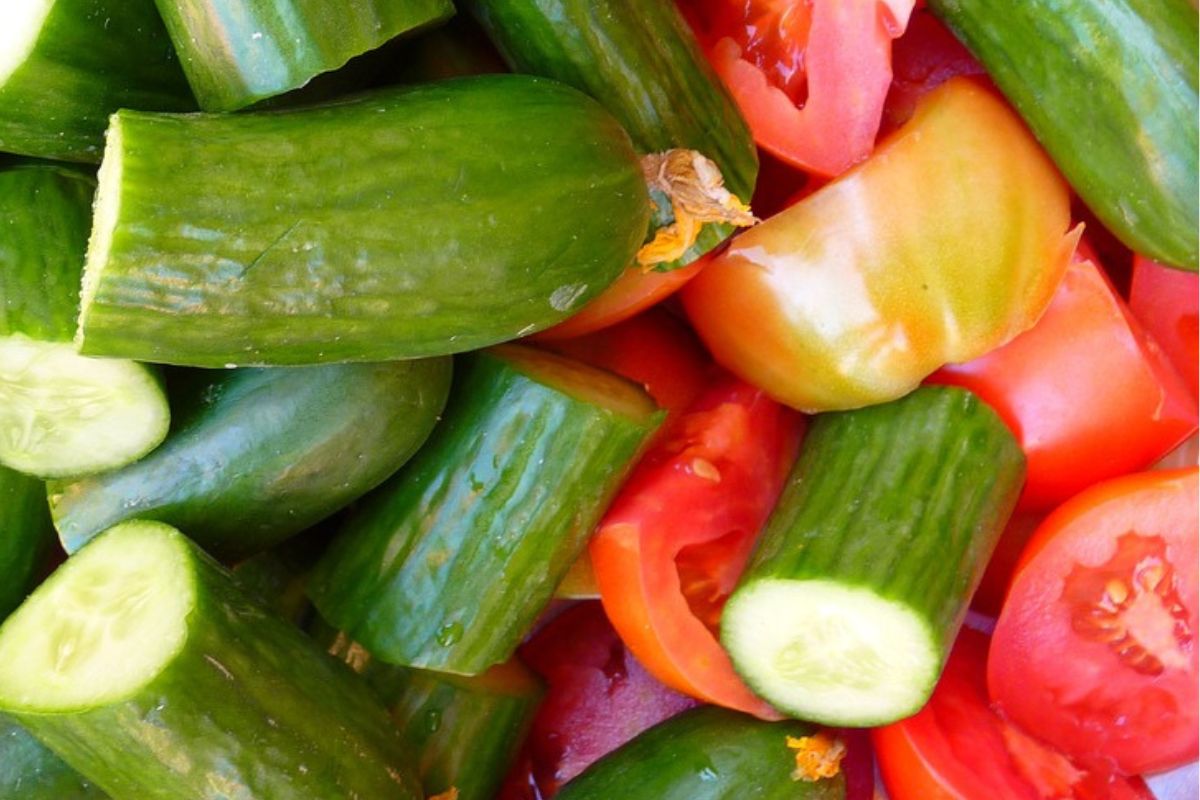 Ogórek i pomidor - czy to połączenie szkodzi zdrowiu? 