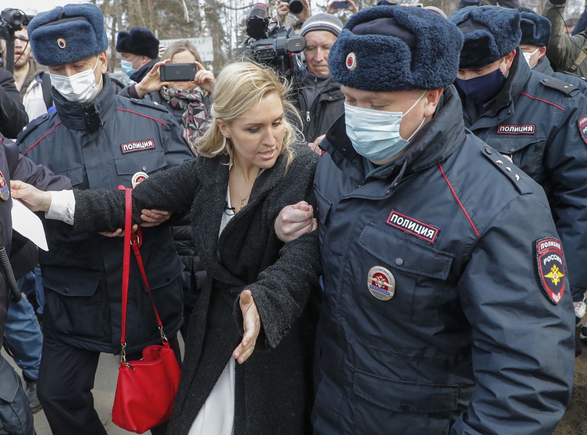 Anastazja Wasiljewa, szefowa Związku Lekarzy zatrzymana przez policjantów w pobliżu wejścia do kolonii karnej N2 (IK-2), gdzie wyrok odsiaduje Nawalny. 