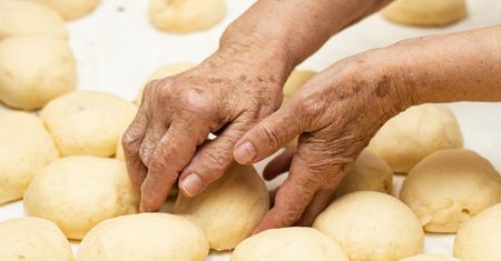 Jeśli będziesz piec pączki na tłusty czwartek, zwróć uwagę na mąkę. Ze zwykłej tortowej nie wyjdą dobre