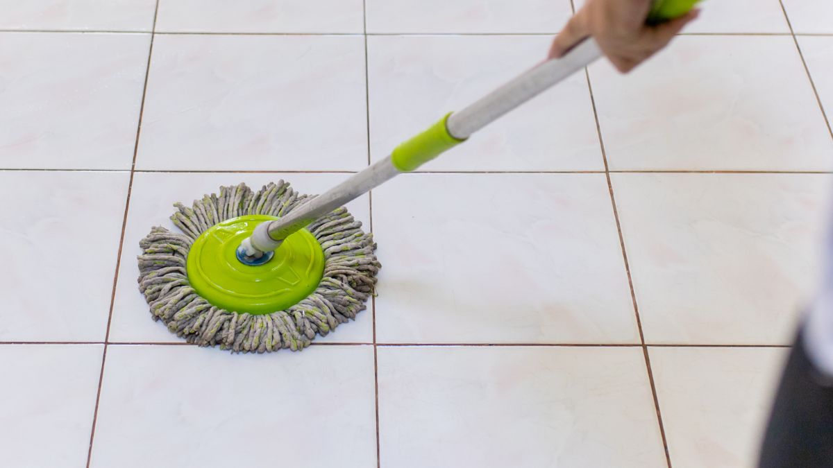 Jak umyć jasne płytki?