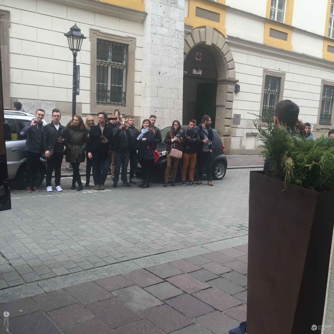 Fani Mariah Carey w Krakowie przed hotelem Stary