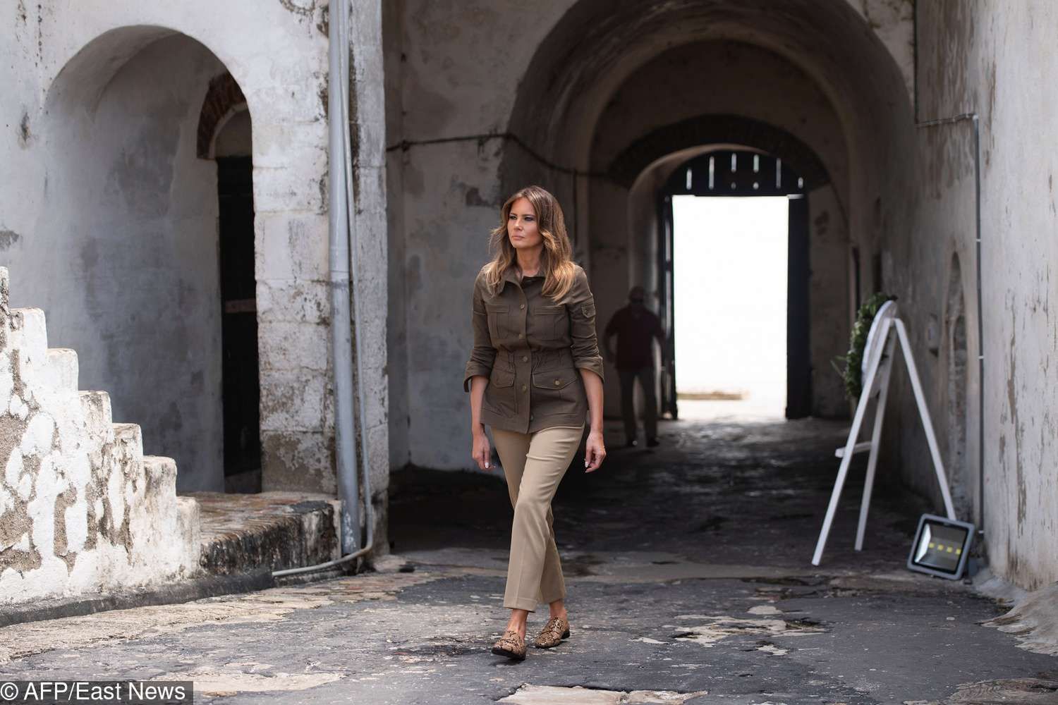 Melania Trump w płaskich butach z wizytą w Ghanie