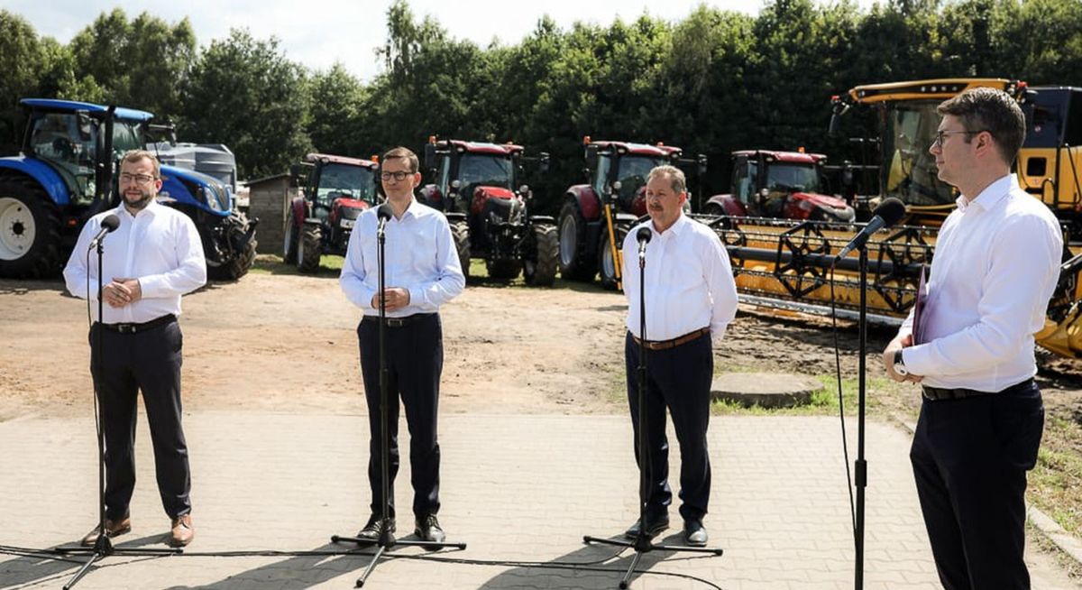 Premier Mateusz Morawiecki, minister Grzegorz Puda i rzecznik rządu Piotr Müller podczas wizyty w przedsiębiorstwie Andrzeja Zakrzewskiego w Brzydowie 