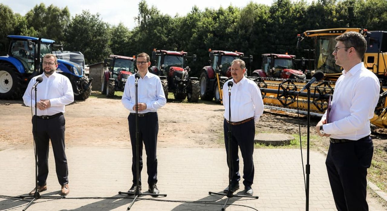 Wizyta premiera i ministra w Brzydowie to ustawka? W tle pożyczone maszyny