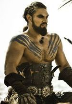 "Gra o tron": Emilia Clarke znów w ramionach Jasona Momoa
