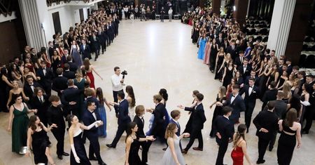 Studniówka 2024. Ceny. "Nie wypłacę się". Maturzyści rozważają rezygnację