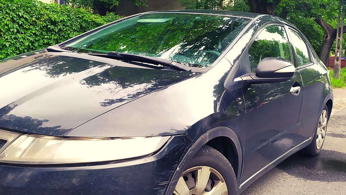 Auto wygląda na nieco zmęczone, ale nadal jeździ.