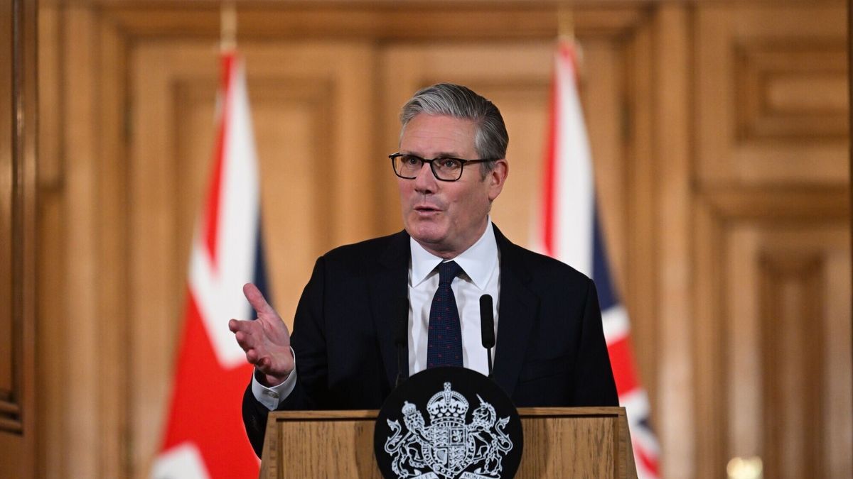 Britain's Prime Minister Keir Starmer speaks during a press conference announcing a ban on young teenagers using social media at Downing Street in London, Britain, 15 June 2026. The UK Prime Minister is expected to confirm a ban on under-16s using major social media platforms, as well as other measures, including curfews for older teenagers and stricter regulations on chatbots. EPA/JAIMI JOY / POOL Dostawca: PAP/EPA.