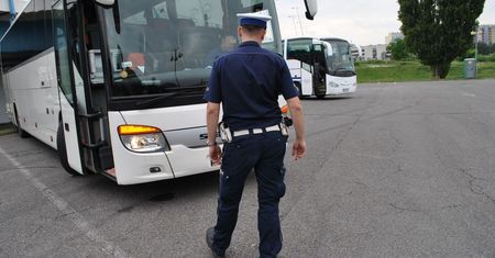 Miał wieźć dzieci na wycieczkę. Na szczęście przyjechała policja z alkomatem