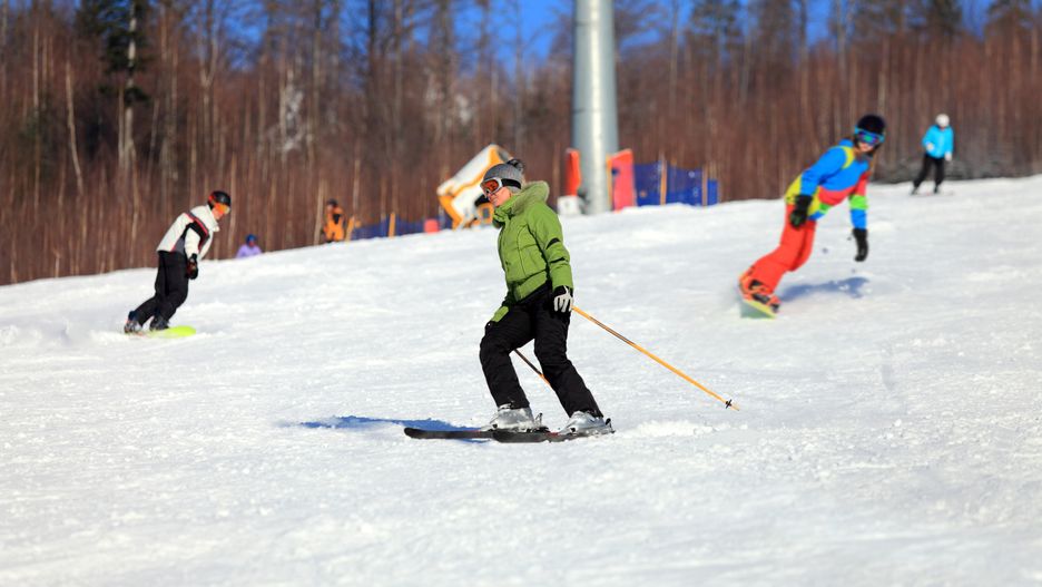 Zabawa na nartach może się niebezpiecznie skończyć 