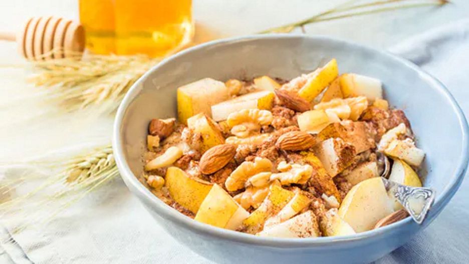 owsianka śniadanie bakalie migdały ananas z ananasem zdrowa żywność