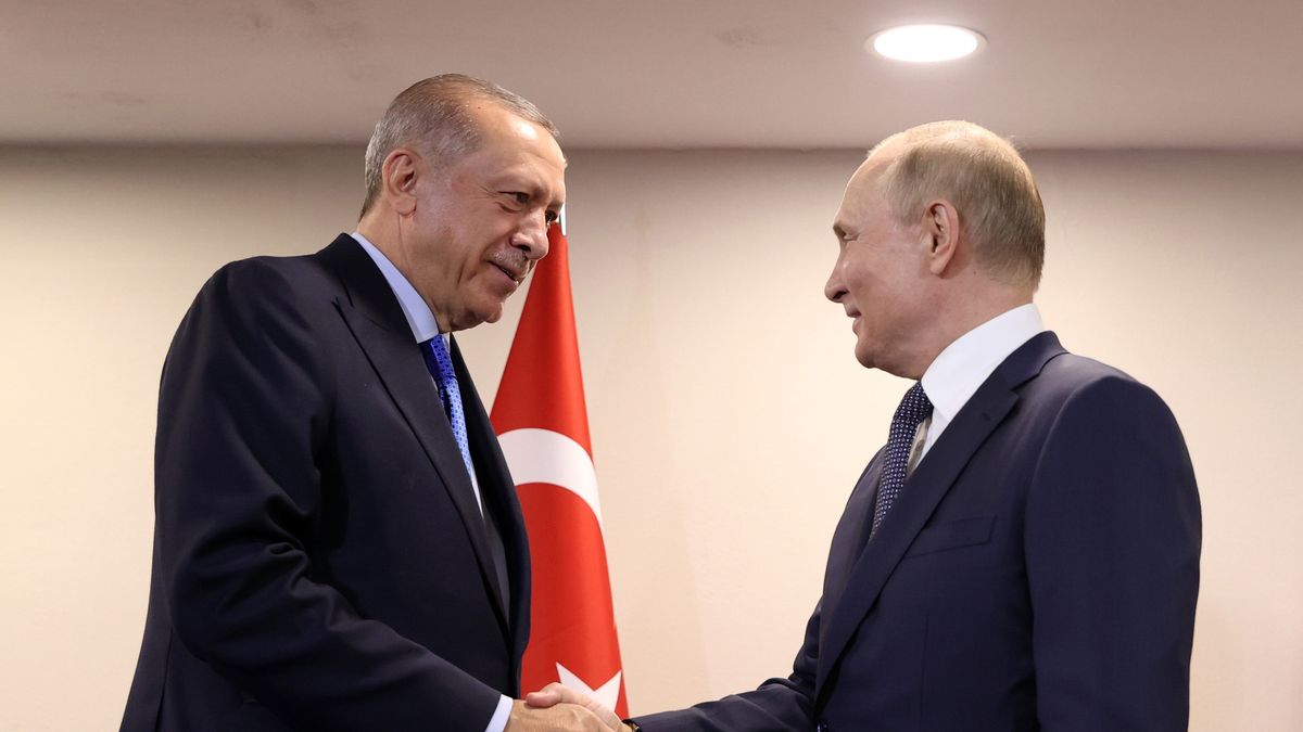 TEHRAN, IRAN - JULY 19: Turkish President Recep Tayyip Erdogan (L) meets Russian President Vladimir Putin (R) in Tehran, Iran on July 19, 2022. (Photo by Murat Kula/Anadolu Agency via Getty Images)