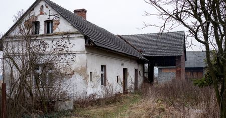 Casus włoski w Polsce? "Ludzie będą sprzedawać domy w wyludnionych miasteczkach za 1 zł"