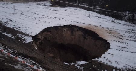 Gigantyczne zapadlisko tuż przy obwodnicy. Droga zamknięta