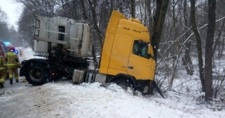 Czołowe zderzenie niedaleko Kielc. Dwie osoby ranne