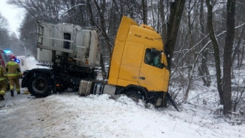 Czołowe zderzenie niedaleko Kielc. Dwie osoby ranne