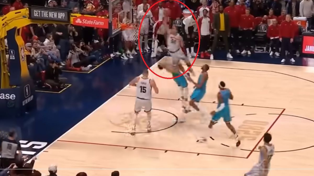 Twitter / NBA / Na zdjęciu: wsad  Aarona Gordona