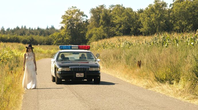 Dziewczyna w bagażniku