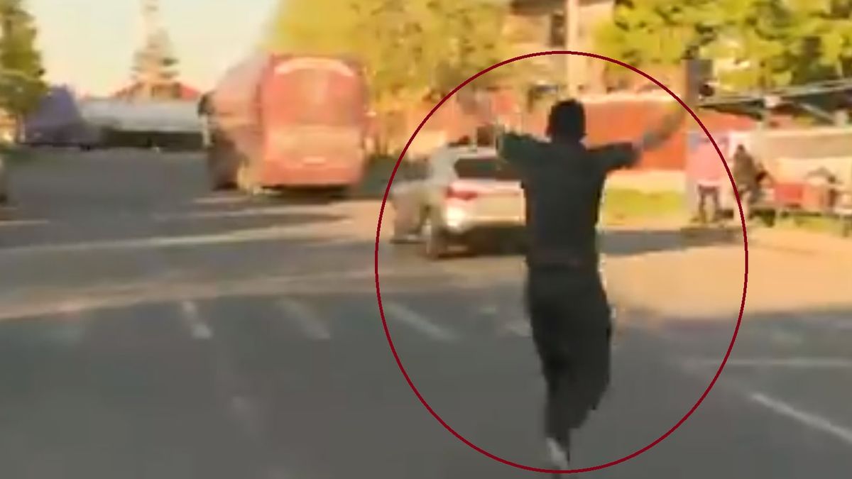 Zdjęcie okładkowe artykułu: Twitter / Piłkarz biegnie za busem