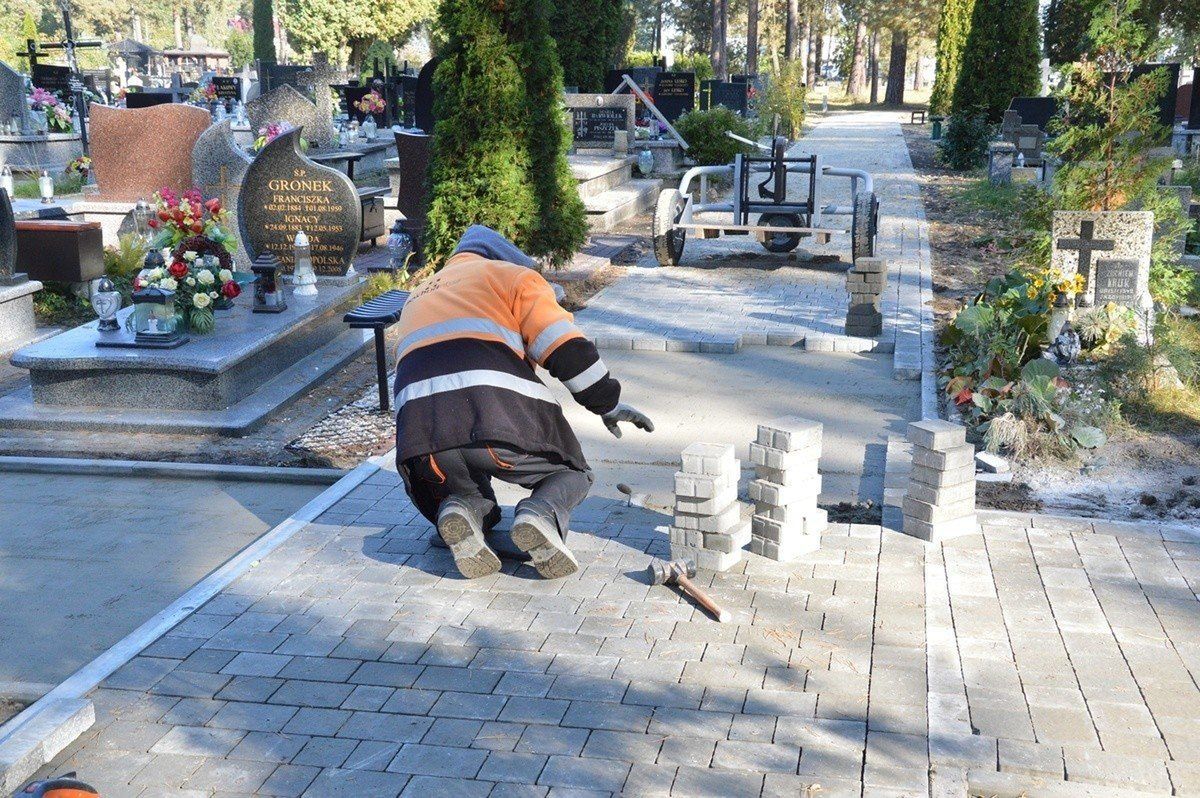 Tak wyglądał poprzedni remont i modernizacja alejek na cmentarzu komunalnym, teraz będzie podobnie