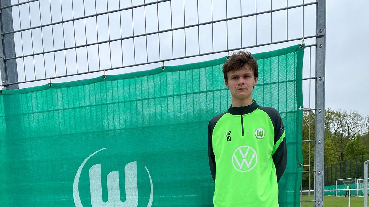Mateusz Jasiński na obiektach klubu z Wolfsburga